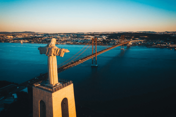 Лиссабон и статуя Христа