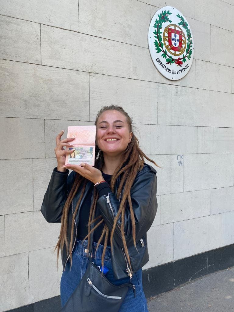 Рисунок 11. Фотография автора после получения визы в Португалию
