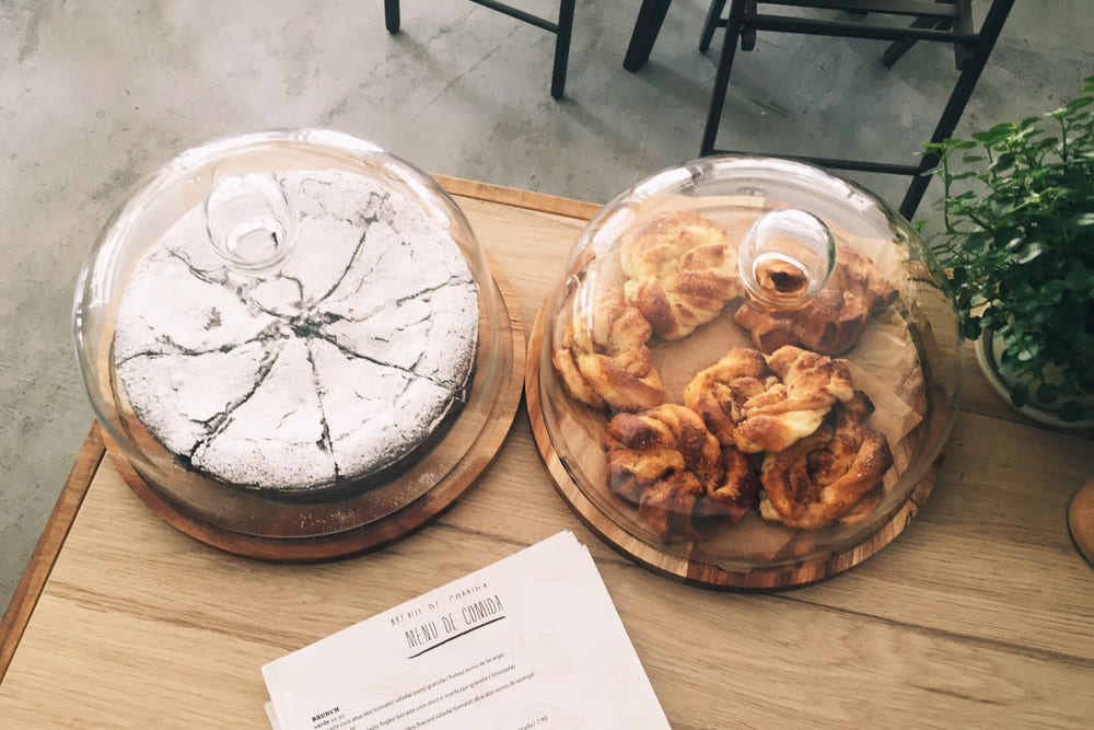 Випічка на барній стійці у Heim Cafe